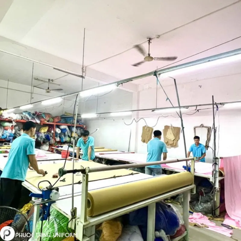 Xưởng may áo sơ mi theo yêu cầu chuẩn, đẹp tại TP.HCM Nhân viên tại Đồng Phục Phước Thịnh đang tiến hành cắt vải