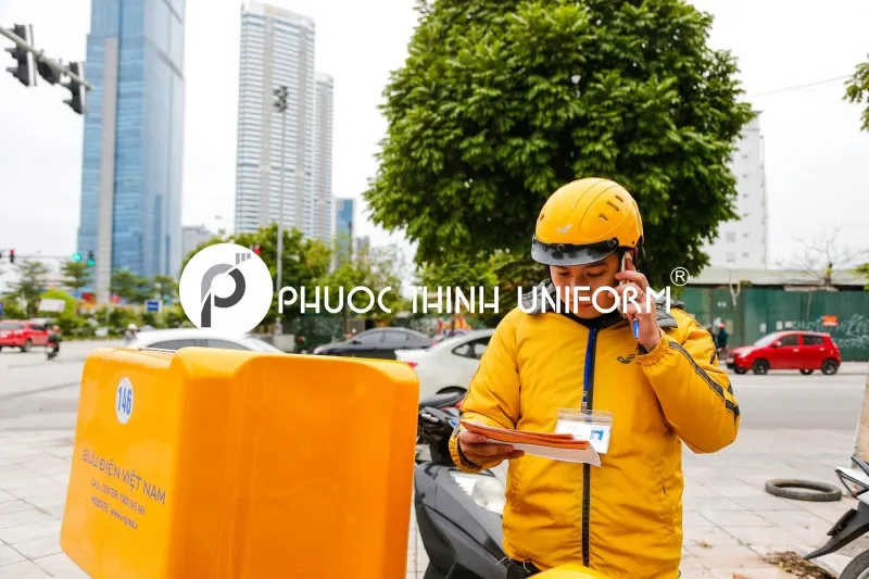Đồng phục bảo hộ lao động 04 Mẫu đồng phục công nhân giao hàng với áo khoác gió và áo thun phù hợp di chuyển nhiều