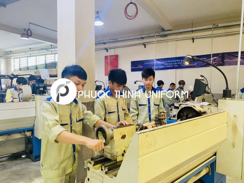 Đồng phục bảo hộ lao động 04 Mẫu đồng phục công nhân cơ khí có form dáng vừa vặn với người mặc