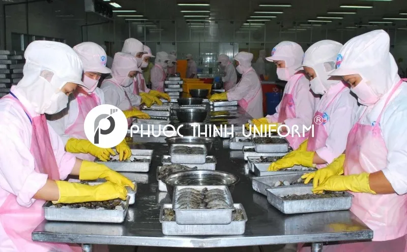 Đồng phục bảo hộ lao động 04 Mẫu đồng phục công nhân phù hợp cho ngành nghề chế biến thực phẩm tươi sống với nón, bao tay và tạp dề