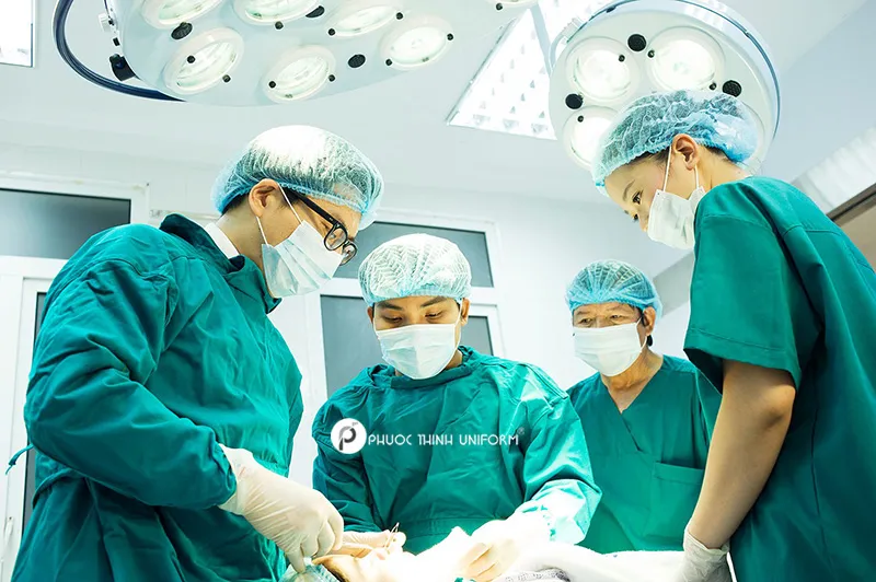 Bộ trang phục phòng mổ còn giúp giảm căng thẳng và tăng cường tập trung cho các bác sĩ khi làm việc dưới ánh sáng mạnh