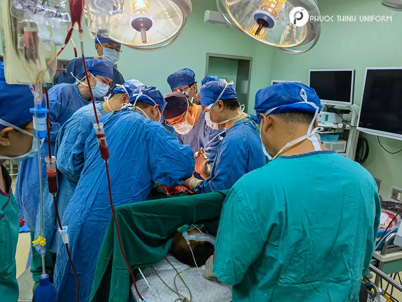 Quần áo bác sĩ phẫu thuật thường sử dụng gam màu trung tính, đặc biệt là màu xanh