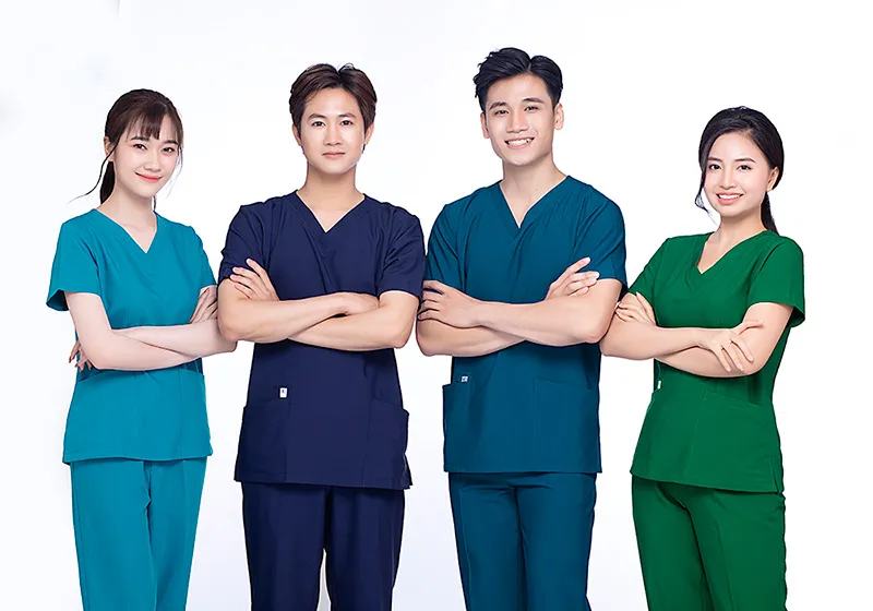 Đồng phục mổ thường có ống tay ngắn, cổ chữ V đi kèm quần ống rộng mang lại cảm giác thoải mái khi làm việc