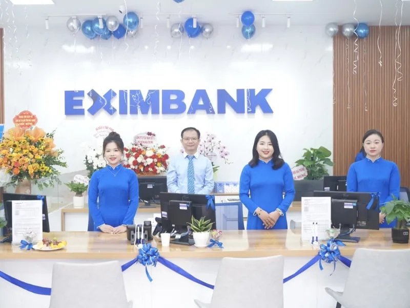 10+ mẫu đồng phục Eximbank cuốn hút và chuyên nghiệp Bộ phận lễ tân thướt tha trong bộ áo dài đồng phục Eximbank