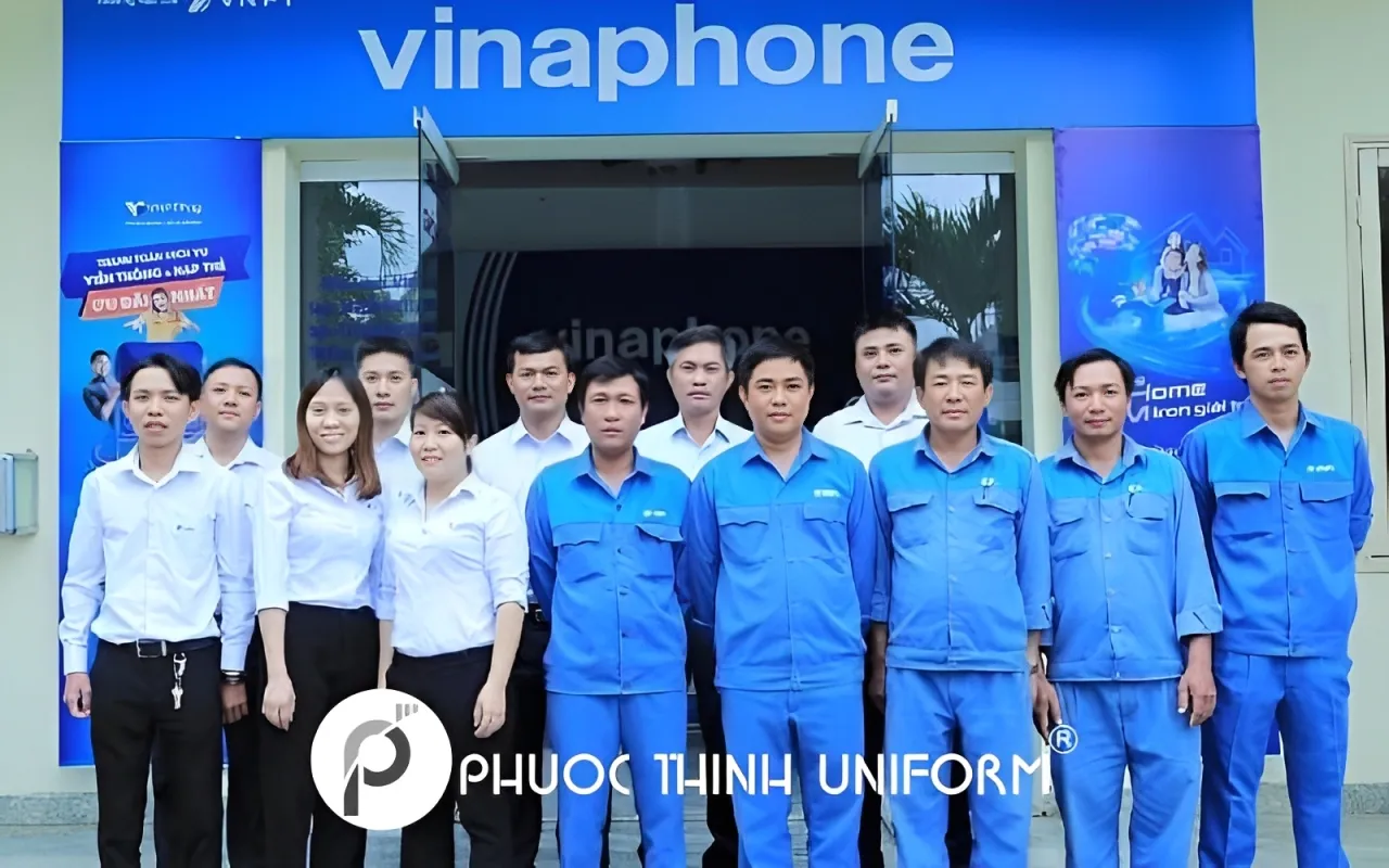 Áo bảo hộ Vinaphone làm từ chất liệu vải cotton thoáng mát nhưng vẫn chắc chắn và bền bỉ, đảm bảo sự an toàn và thoải mái cho người mặc.