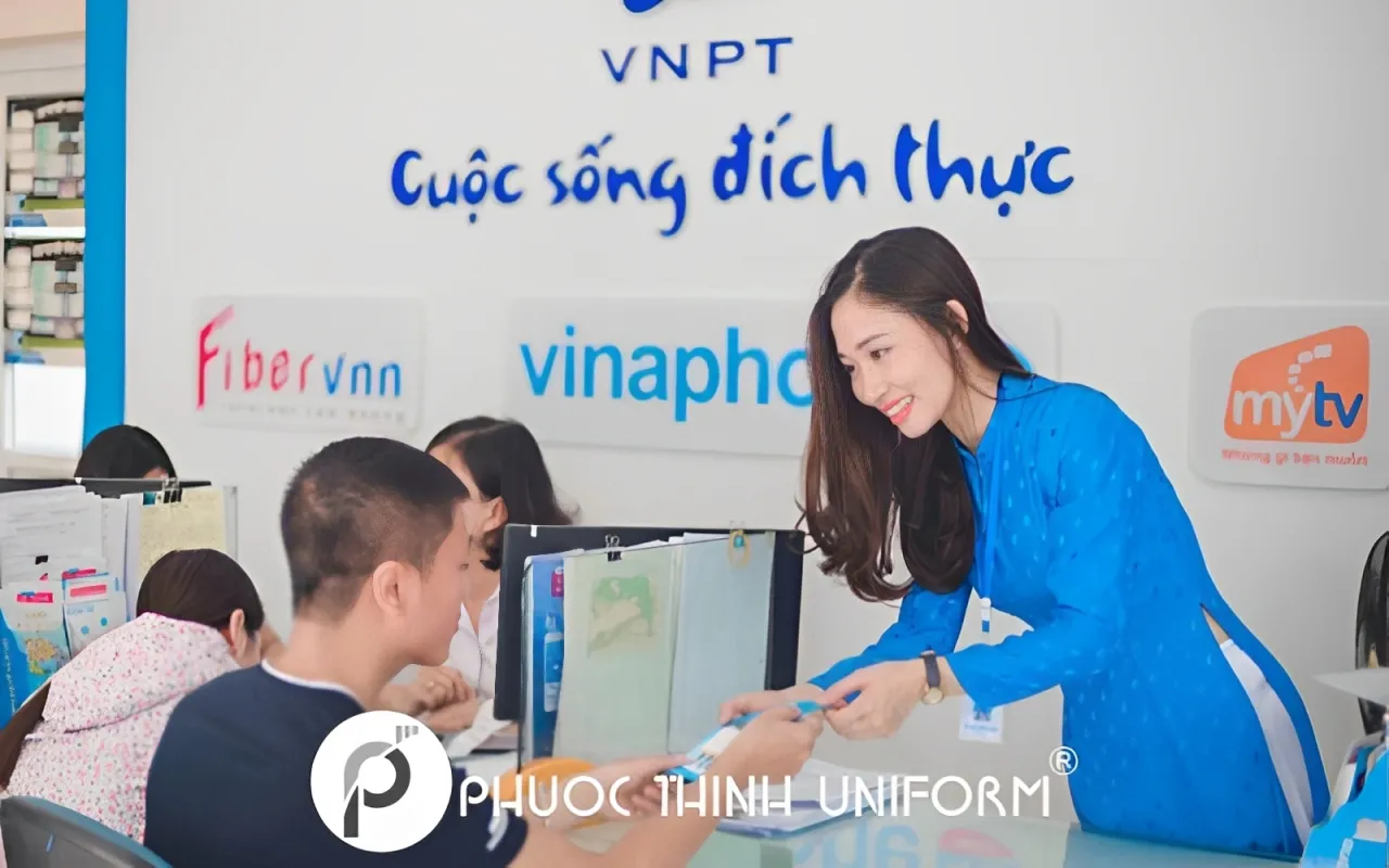 Áo dài đồng phục Vinaphone lấy màu xanh dương làm chủ đạo, cùng với các chi tiết màu trắng nhẹ nhàng tạo nên vẻ đẹp thanh lịch và tinh tế.