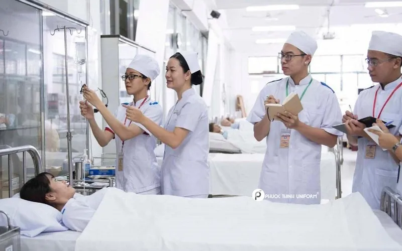 20+ mẫu trang phục y tá chuyên nghiệp, hiện đại Đồng phục Y tá