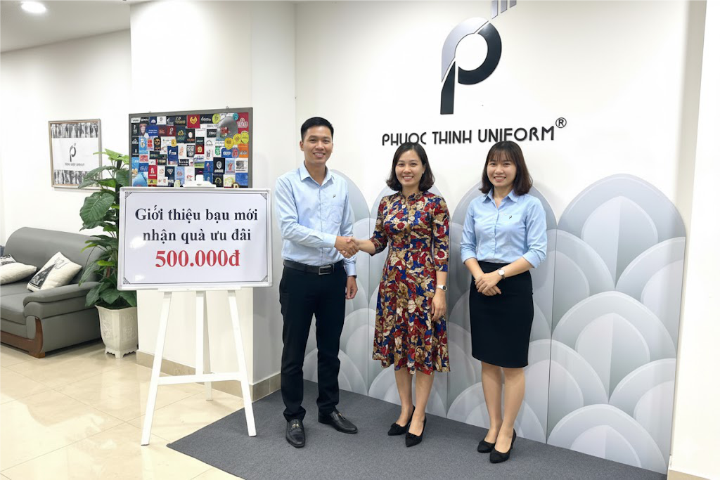 Nhân viên Phước Thịnh trao quà cho khách.