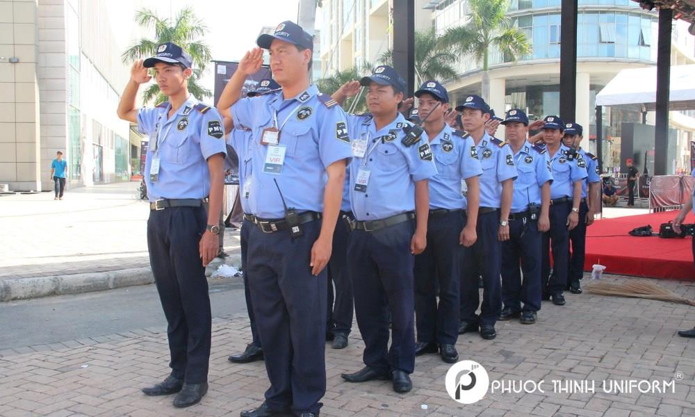 Đồng phục màu xanh được ứng dụng rộng rãi từ khu vực nội bộ đến các sự kiện ngoài trời