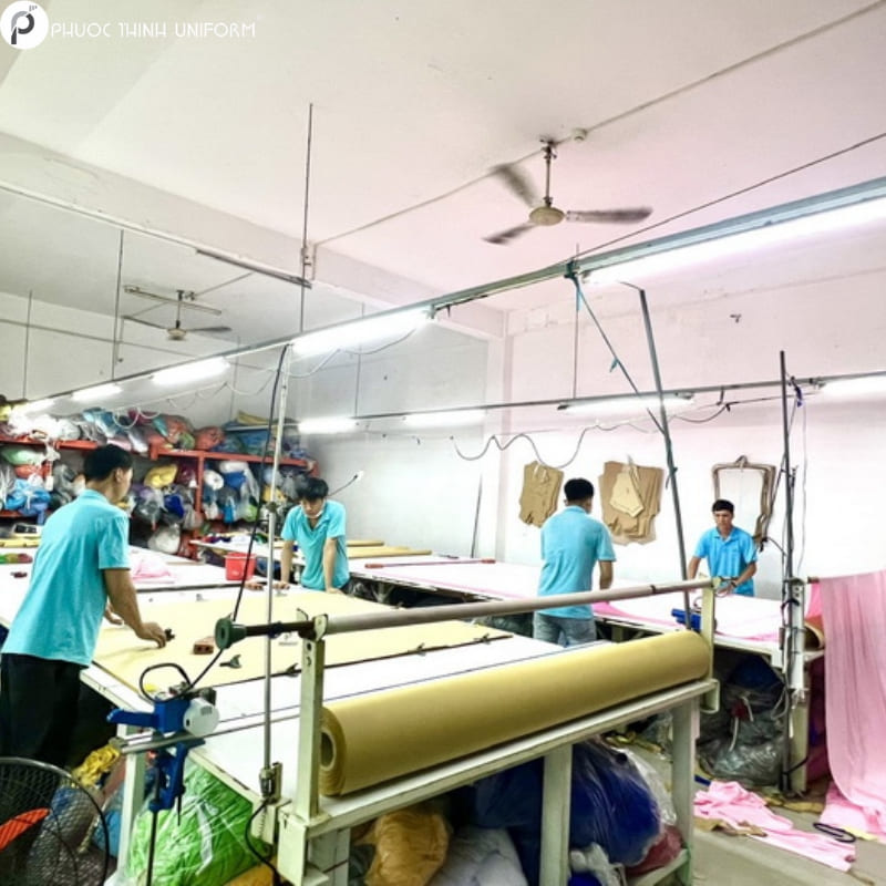 Nhân viên đang may đo áo đồng phục  tại xưởng may Phước Thịnh