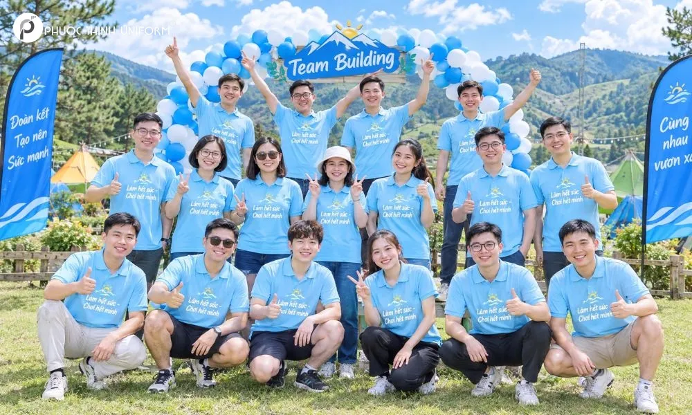Áo đồng phục team building màu xanh biển mang đến cảm giác mát mẻ khi mang