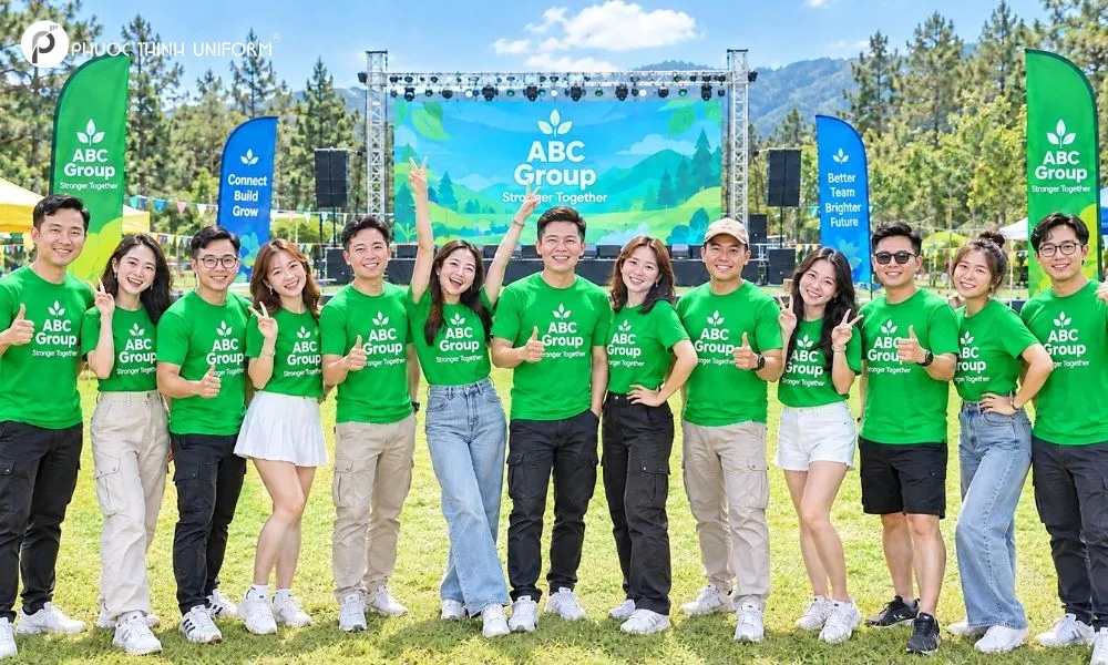 Áo đồng phục team building màu xanh lá biểu tượng cho sự phát triển không ngừng